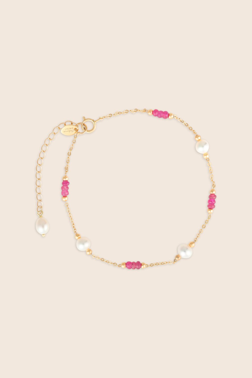 Lavita yellow gold pearl bracelet with two consecutive ruby beads