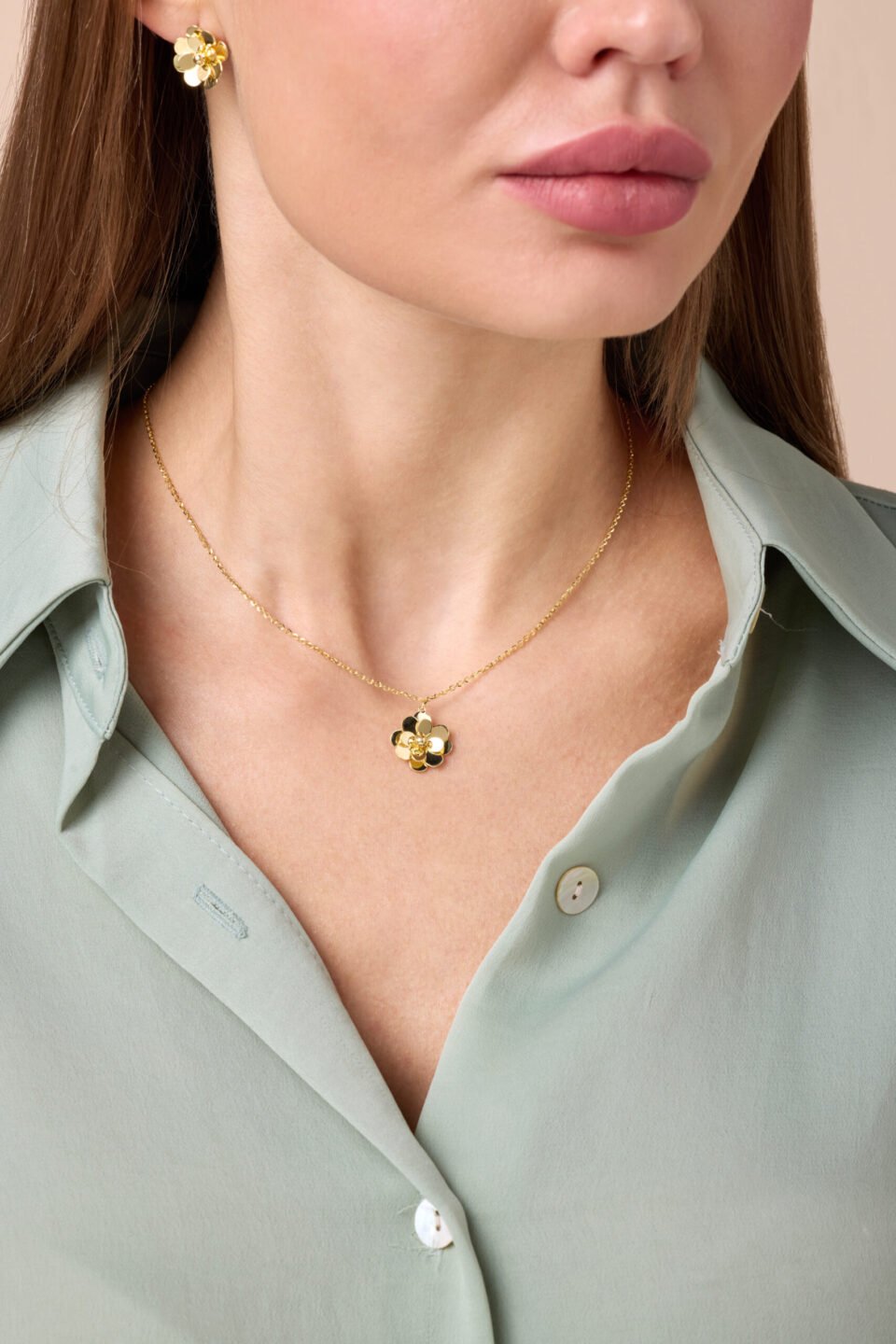 Glint yellow gold single flower pendant